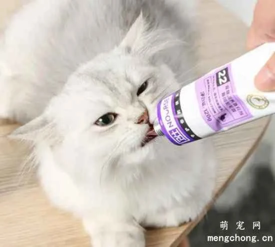 What's the difference between hairball remedy and cat grass?